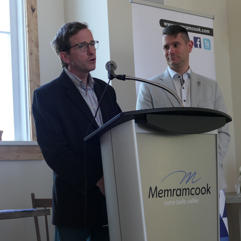 Denis Quénelle du Consulat général de France dans les provinces atlantiques et Maxime O. Bourgeois, maire de Memramcook